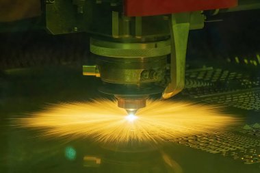 Fiber lazer kesme makinesi metal plakayı kesti. Lazer kesme makinesinin yüksek teknoloji metal üretim süreci.. 
