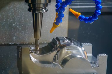 CNC değirmen makinesi, açık mavi sahnede, sert top değirmeni ile enjeksiyon kalıbını kesiyor. Kalıplar, sert top değirmeni ile makine merkeziyle kesme işlemi yapıyor.