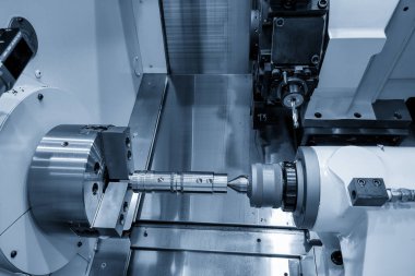 CNC torna makinesi metal şaft parçalarını kesiyor. CNC dönüşüm makinesinin yüksek teknolojili metal işlemesi .