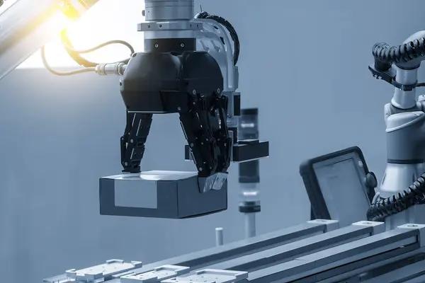 采用自动化机器人系统对高科技材料进行处理 机器人系统的物流技术 — 图库照片