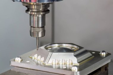 CNC değirmen makinesi, açık mavi sahnede, sert top değirmeni ile enjeksiyon kalıbını kesiyor. Kalıplar, sert top değirmeni ile makine merkeziyle kesme işlemi yapıyor.