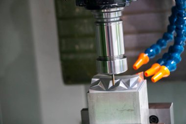 CNC değirmen makinesi enjeksiyon kalıbını katı top değirmeni aracıyla kesiyor. Kalıplar, sert top değirmeni ile makine merkeziyle kesme işlemi yapıyor.