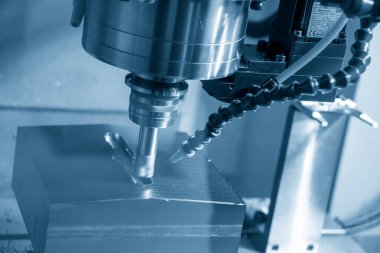 CNC değirmen makinesi, enjeksiyon küf parçalarını indekslenebilir araçlarla kesiyor. Kalıplar ve ölüm üretim süreci, son değirmen araçları ile makine merkezi tarafından.