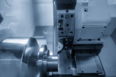 CNC torna makinesi metal şaft parçalarını kesiyor. CNC dönüşüm makinesinin yüksek teknolojili metal işlemesi .