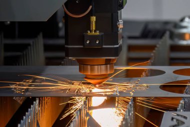 Fiber lazer kesme makinesi metal plakayı kesti. Lazer kesme makinesinin yüksek teknoloji metal üretim süreci.. 
