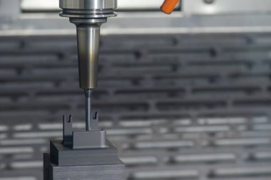 CNC değirmen makinesi grafit elektrot parçalarını kesiyor. CNC makine merkezi tarafından üretilen kalıp ve ölüm süreci.
