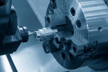CNC Torna Makinesi, metal şaft parçalarını değirmen mili ile kesiyor. CNC dönüşüm makinesiyle çalışan yüksek teknoloji metali.