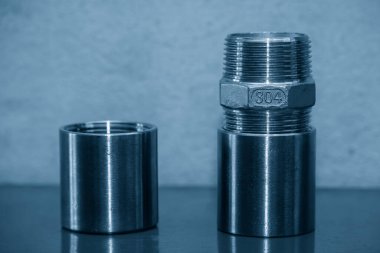 Sahneyi kapatın. Boru bağlantı parçaları 304 dereceli paslanmaz çelikten yapılmış. Tesisatçı kısmı üretim konsepti..