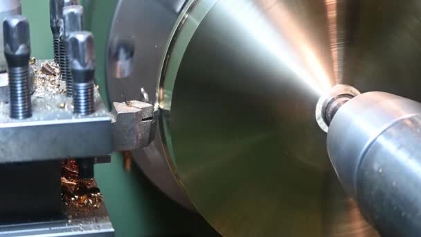 旋盤の仕上げは旋盤工具によって真鍮の部品を切りましたゆっくり動くシーンを閉めます 機械を回すことによる金属加工プロセス — ストック動画