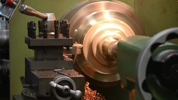 旋盤機械の仕上げは真鍮材料の部品を切りました 機械を回すことによる金属加工プロセス — ストック動画