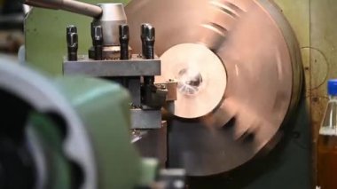 Torna makinesi torna tezgahıyla metal parçaları kesiyor. Makineyi döndürerek metal işleme süreci.