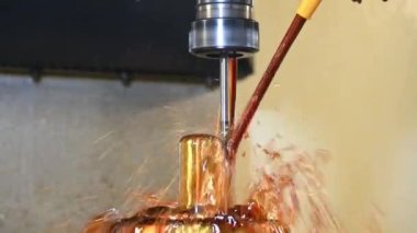 CNC Değirmen Makinesi, yağ soğutma metoduyla pirinç kabuk küf parçalarını kesiyor. Kalıplar ve ölenler makine merkezi tarafından katı top burun değirmeni araçlarıyla üretiliyor..