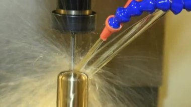 Sahne arkası CNC değirmen makinesi yağ soğutucu metoduyla kabuk kalıplarını kesiyor. Kalıplar ve ölenler, makine merkezi tarafından katı top son değirmeni araçlarıyla üretiliyor..