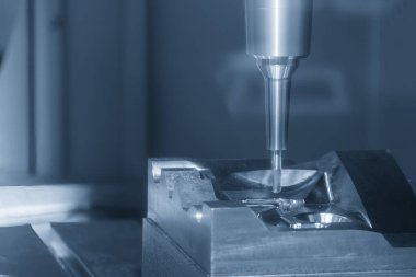 CNC değirmen makinesi, küf parçalarını sert top değirmeni aletleriyle kesiyor. Kalıplar, sert top değirmeni ile makine merkeziyle kesme işlemi yapıyor.