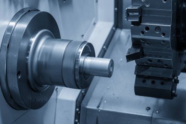 CNC torna makinesi metal şaft parçalarını kesiyor. CNC dönüşüm makinesinin yüksek teknolojili metal işlemesi .