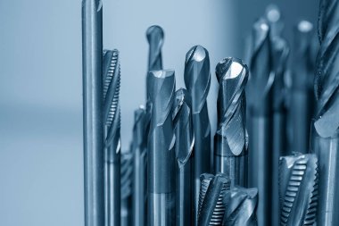 Kullanılmış katı kaplama değirmeninin yakın çekim sahne grubu. Makine merkezi için kesme aracı.