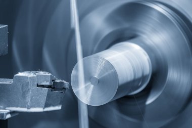 Torna makinesi metal şaft parçalarını sıvı soğutucu metoduyla kesiyor. Makineyi döndürerek metal işleme süreci.