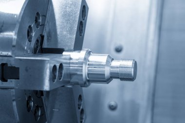 CNC Torna Makinesi sahnesini kapatın metal boru parçalarının ucunu kesin. CNC dönüşüm makinesinin yüksek teknolojili metal işlemesi .