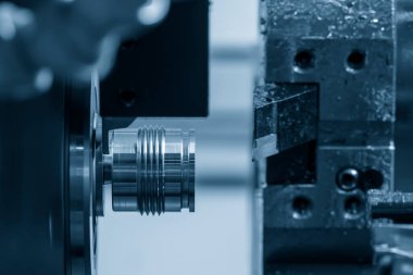 Çoklu görev yapan CNC torna makinesi İsviçreli tip metal boru parçalarını kesti. CNC dönüşüm makinesiyle çalışan yüksek teknoloji metali.