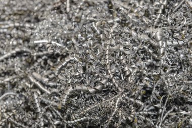 Metal parçalarının dönüşüm sürecinden kalma yakın çekim sahnesi. Torna cips yığını.