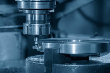 T-slot kesicisiyle NC değirmen makinesindeki T-slot kesme işlemi. Değirmen makinesindeki metal çalışma konsepti..