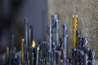 Kullanılmış düz ya da kare şeklindeki son değirmenin yakın çekim sahnesi. Makine merkezi için kesme aracı.