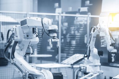 Otomatik robotik sistem tarafından yapılan yüksek teknoloji materyal işleme süreci. Robotik sistemin lojistik teknolojisi.