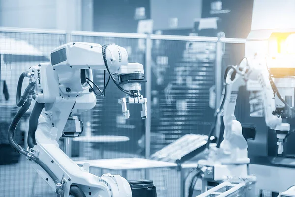 Der Hochtechnologische Materialumschlagprozess Durch Automatisches Robotersystem Die Logistiktechnologie Durch Robotersystem Stockbild