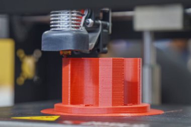 Üç boyutlu yazıcı makinesinin katkı maddesi. Hızlı prototip yöntemi ile yüksek teknoloji üretim süreci. 