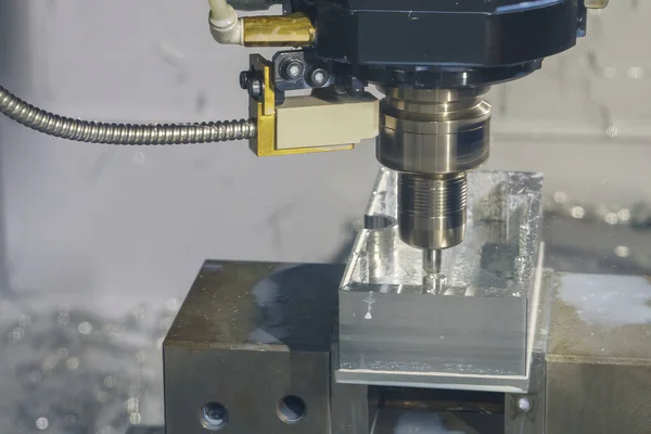 Die Cnc Fräsmaschine Schneidet Das Aluminiumgehäuse Mit Einem Flachfräswerkzeug Grob lizenzfreie Stockfotos