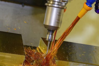 CNC değirmen makinesi lastik kalıplarını kesiyor. Kalıplar ve ölenler, makine merkezi tarafından katı top son değirmeni araçlarıyla üretiliyor..