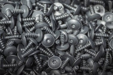 Konteynır kutusundaki özel vida yığını. İnşaat endüstrisi için donanım.