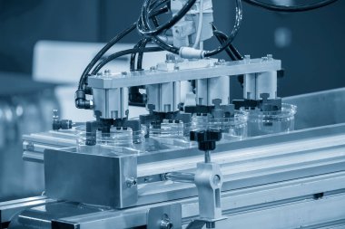 Nakliye bandındaki vakum robotik sistem tarafından tutulan plastik kavanoz parçası. Plastik enjeksiyon küf makinesinden otomatik sistem tarafından yapılan yiyecek kutusu üretim süreci.