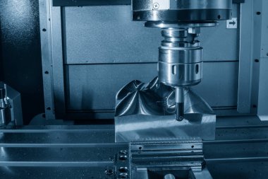 CNC değirmen makinesi, enjeksiyon küf parçalarını indekslenebilir araçlarla kesiyor. Kalıplar ve ölüm üretim süreci, son değirmen araçları ile makine merkezi tarafından.