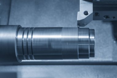 CNC torna makinesi metal şaft parçalarını kesiyor. CNC dönüşüm makinesinin yüksek teknolojili metal işlemesi .