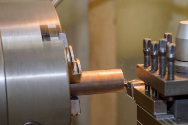 Torna makinesinin, metal tüpleri kestiği sahneyi kapatın. Makineyi döndürerek metal işleme süreci.