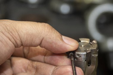 Çip, makine operatörüne yenisini takıyor. Makine operatörü kaba kesicideki çipi değiştir.