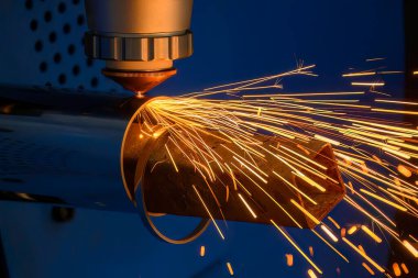 Sahneyi kapatın, fiber lazer kesme makinesi paslanmaz çelik tüpü kesti. Lazer kesme makinesinin yüksek teknoloji metal üretim süreci.. 