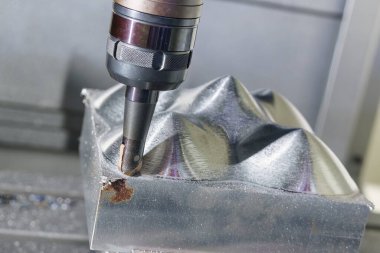 CNC değirmen makinesi, enjeksiyon küf parçalarını indekslenebilir araçlarla kesiyor. Kalıplar ve ölüm üretim süreci, son değirmen araçları ile makine merkezi tarafından.