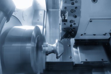 CNC torna makinesi metal şaft parçalarını kesiyor. CNC dönüşüm makinesinin yüksek teknolojili metal işlemesi .