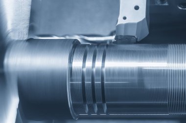 CNC torna makinesi metal şaft parçalarını kesiyor. CNC dönüşüm makinesinin yüksek teknolojili metal işlemesi .