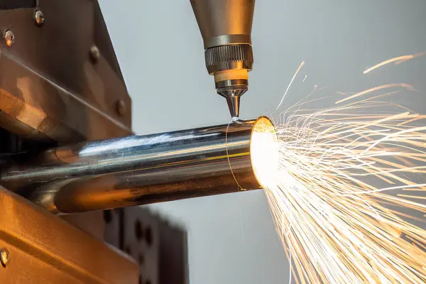 Scena Vicino Tagliatrice Laser Fibra Tagliato Tubo Acciaio Inossidabile Processo — Foto Stock