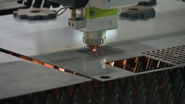 Fiber lazer kesme makinesi metal plakayı kesti. Lazer kesme makinesinin yüksek teknoloji metal üretim süreci.. 