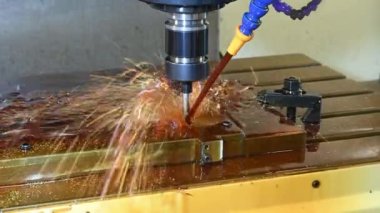 CNC değirmen makinesi, küf parçalarını indekslenebilir araçlarla yağ soğutma metoduyla kesiyor. CNC makine merkezi tarafından üretilen kalıp ve ölüm süreci.