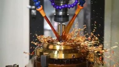 Ağır çekim sahnesi CNC değirmen makinesi yağ soğutma metoduyla kabuk küf parçalarını kesiyor. Kalıplar ve ölenler, makine merkezi tarafından katı top son değirmeni araçlarıyla üretiliyor..