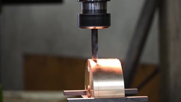 Processo Corte Chanfro Fresadora Peças Material Latão Conceito Trabalho Metal — Vídeo de Stock