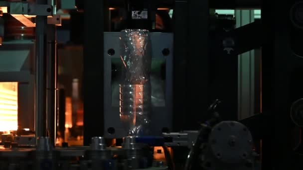 采用吹塑机对饮水瓶生产过程进行慢镜头处理 塑料瓶吹风机的运行 — 图库视频影像