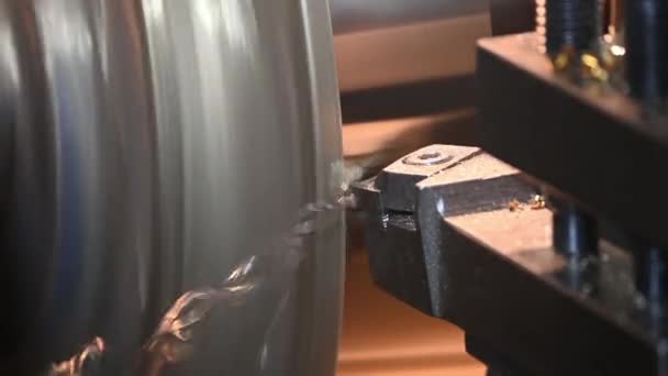 Closeup Σκηνή Φινίρισμα Μηχάνημα Τόρνου Κόψει Μέρη Υλικού Ορείχαλκου Εργαλεία — Αρχείο Βίντεο