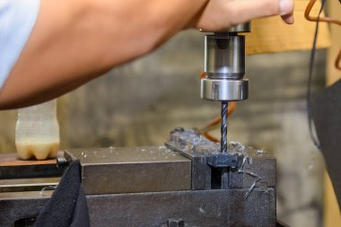 NC değirmen makinesiyle çalışan makine. NC değirmen makinesindeki sondaj işlemi.