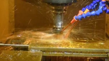 CNC değirmen makinesi, lastik kalıplarını yağ soğutma metoduyla kesiyor. Kalıplar ve ölenler, makine merkezi tarafından katı top son değirmeni araçlarıyla üretiliyor..